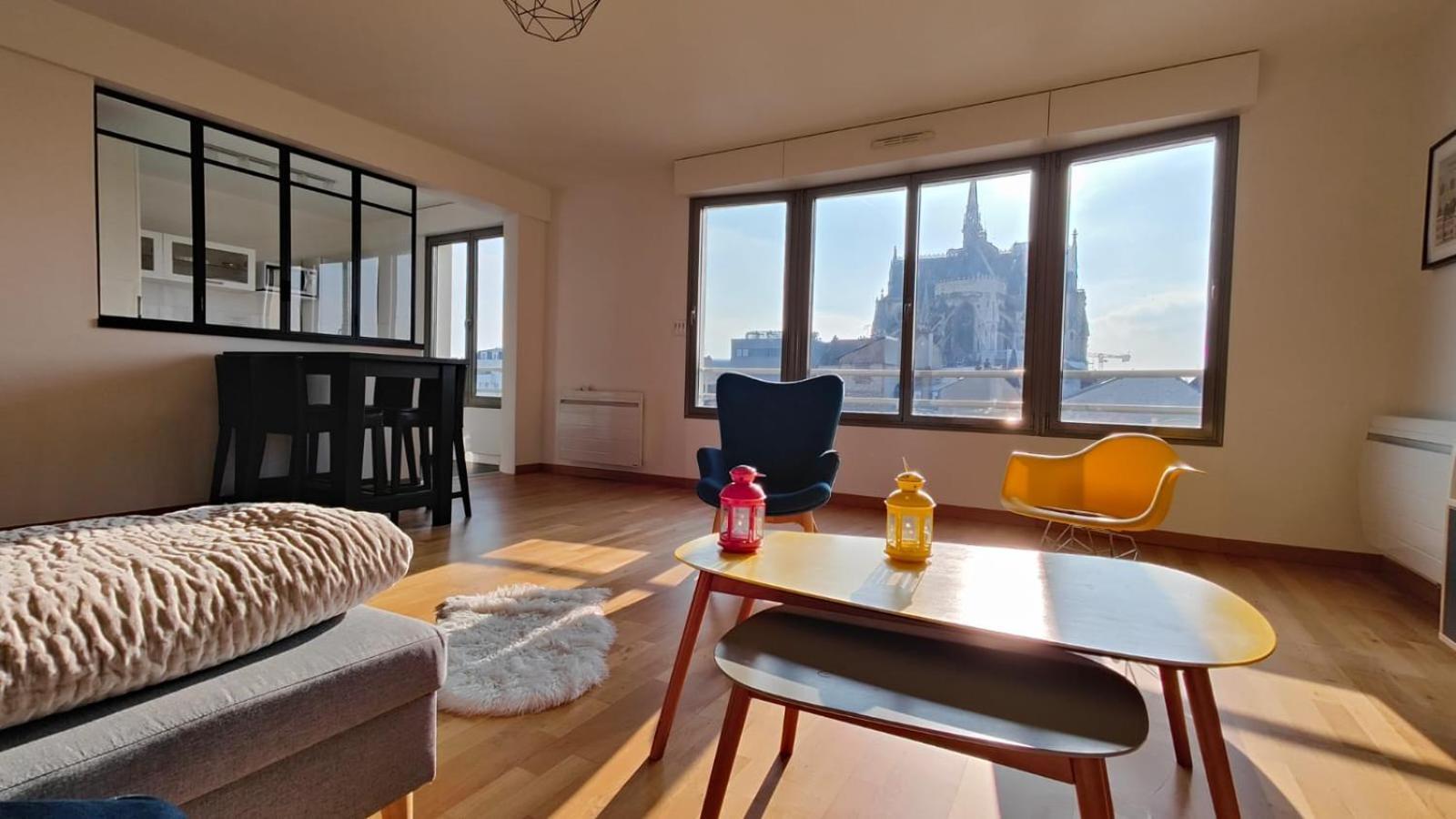 Apartment In Front Of Cathederal ! Reims