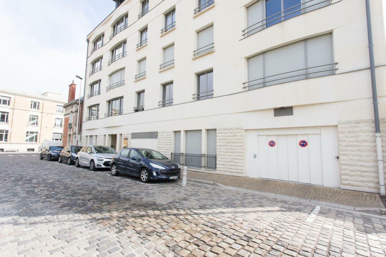 Apartment In Front Of Cathederal ! *